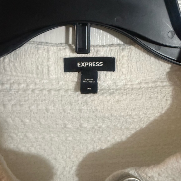 Express Cream Textured Button-Front Crop Top - Picture 3 of 7